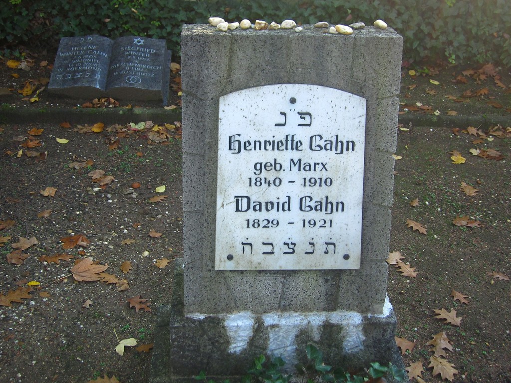Zwei Grabsteine auf dem Judenfriedhof Häsenberg in Schwalmtal-Waldniel (2013)