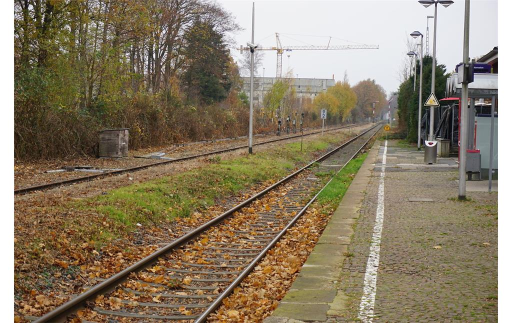 Bahnhof Hamminkeln (2018). Blick über den Hausbahnsteig und die Ausfahrt Richtung Wesel.