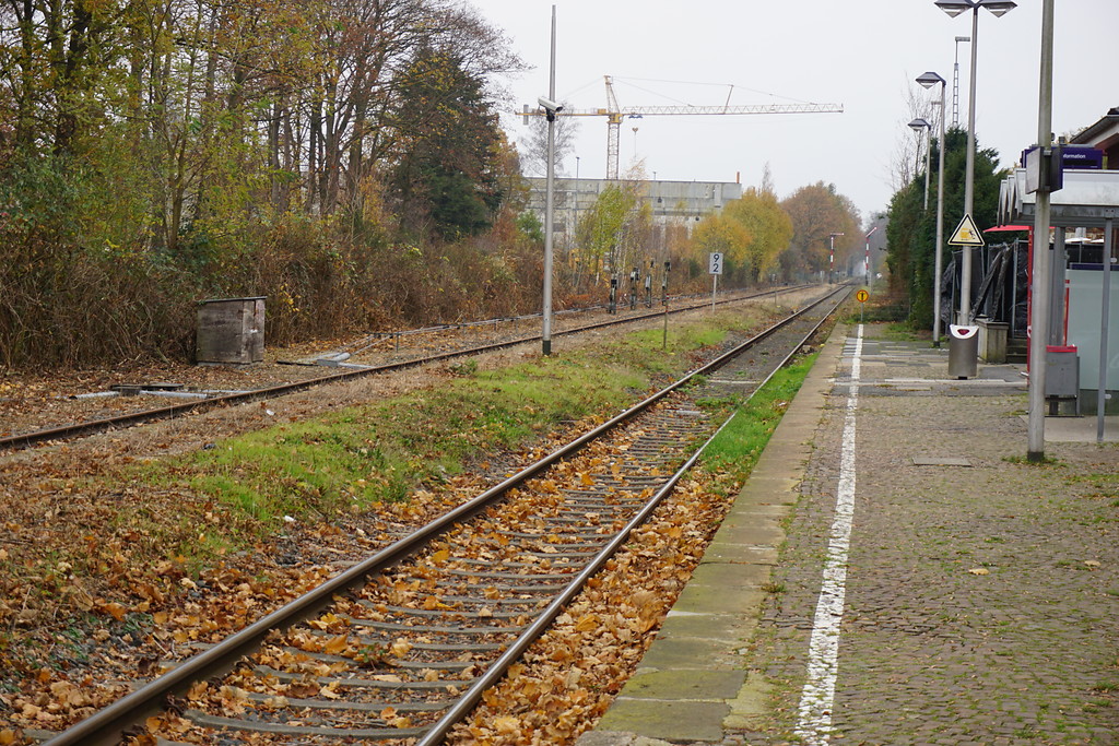Bahnhof Hamminkeln (2018). Blick über den Hausbahnsteig und die Ausfahrt Richtung Wesel.