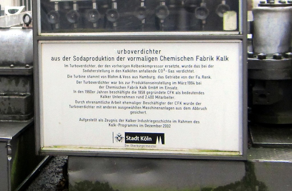 Erläuternde Tafel zu einem Turboverdichter aus der Sodaproduktion in der Chemischen Fabrik Kalk (2012); Standort Kalker Hauptstraße, Ecke Wiersbergstraße in Köln-Kalk.