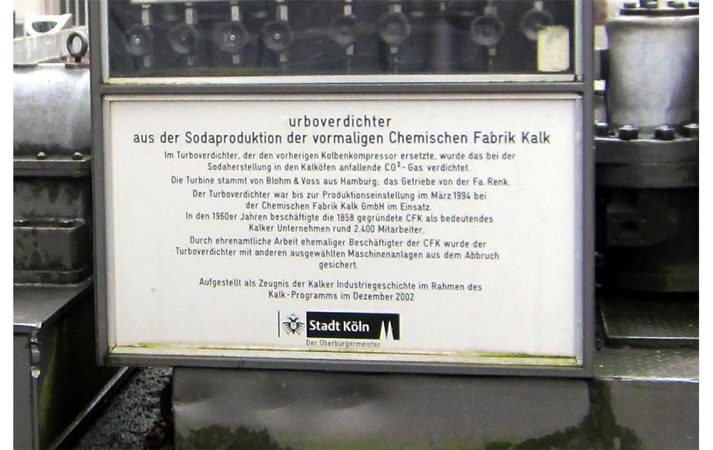 Erläuternde Tafel zu einem Turboverdichter aus der Sodaproduktion in der Chemischen Fabrik Kalk (2012); Standort Kalker Hauptstraße, Ecke Wiersbergstraße in Köln-Kalk.