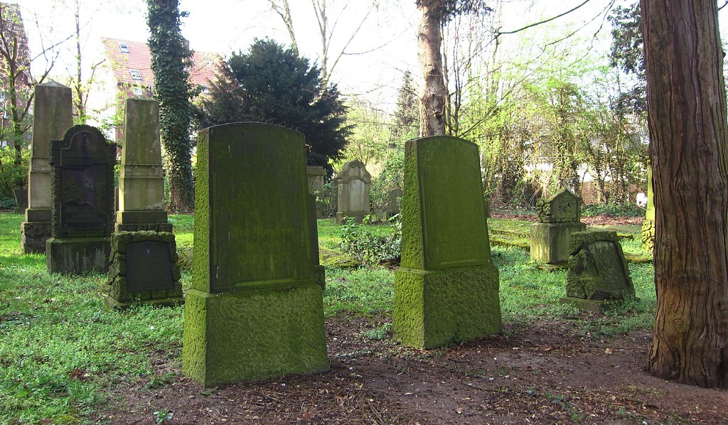 Grabstellen und Grabsteine auf dem Jüdischen Friedhof am Ostglacis in Wesel (2014)