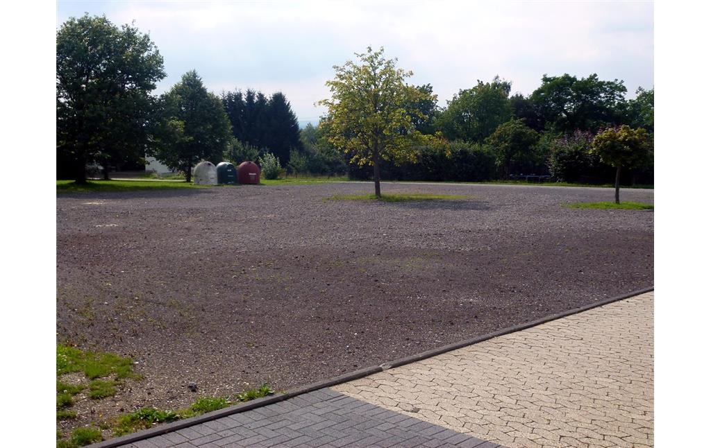 Parkplatz an der Bürgerhalle in Halsenbach (2014).