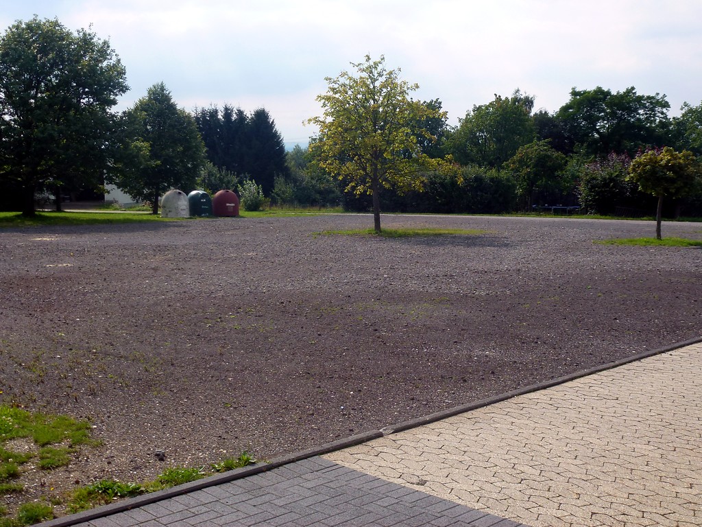 Parkplatz an der Bürgerhalle in Halsenbach (2014).