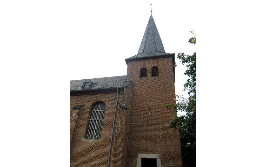 Turm der Kirche Alt St. Ulrich in Frechen-Buschbell aus östlicher Richtung gesehen (2013)