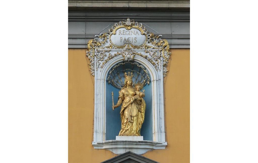 Statue der Regina Pacis von 1744, die sich zentral an der Hofgartenfassade des kurfürstlichen Schlosses in Bonn befindet (2013)