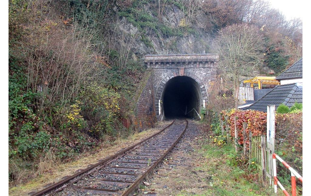 Portal des Gemünder Tunnels der Oleftalbahn, nahe des Bahnhofs Gemünd in Schleiden-Gemünd (2016).