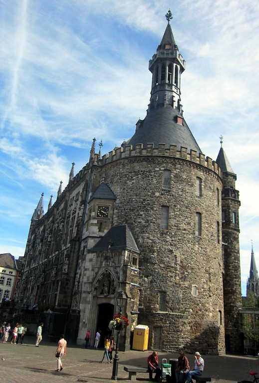 Die westliche Seite des gotischen Aachener Rathauses (2015).