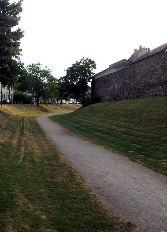 Der erhaltene Stadtgraben vor der Stadtmauer im nordöstlichen Abschnitt der Ahrweiler Stadtbefestigung (2014)