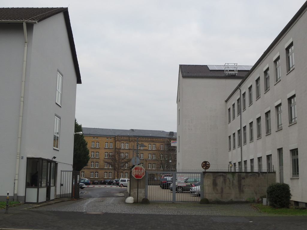 Alte und neue Gebäude der Ermekeilkaserne gesehen von der Reuterstraße (2012)