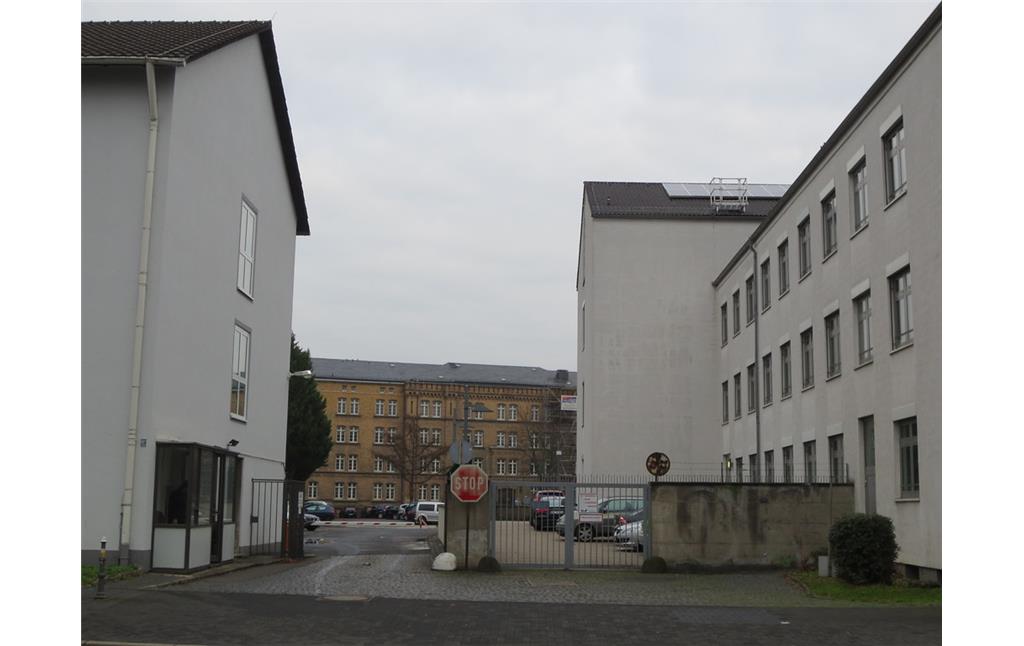 Alte und neue Gebäude der Ermekeilkaserne gesehen von der Reuterstraße (2012)