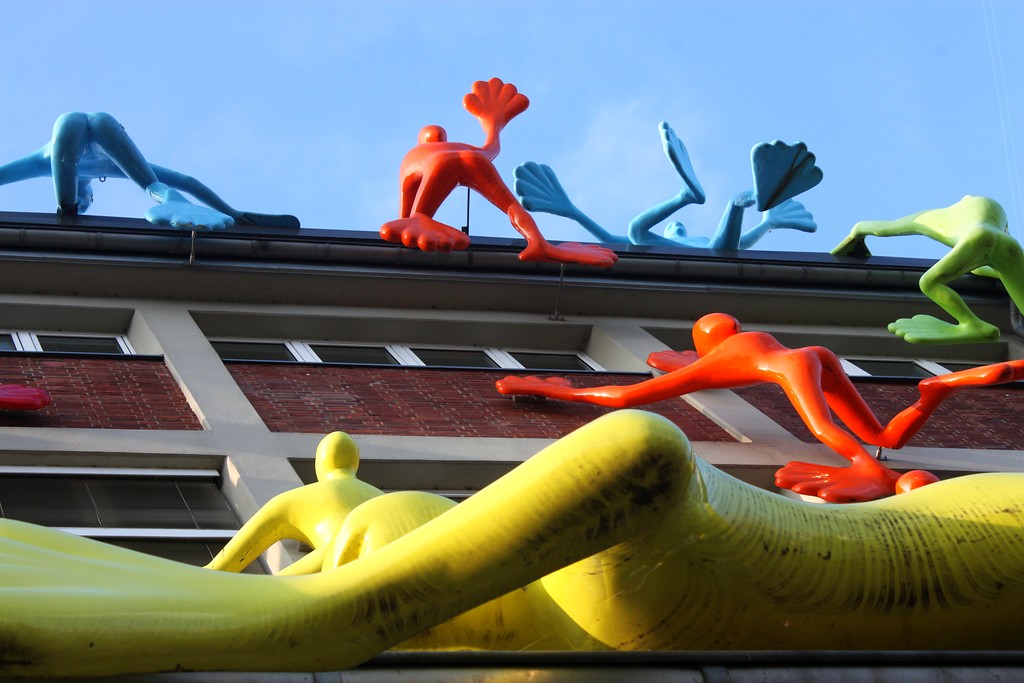 Kletternde Figuren "Flossis" der Künstlerin "rosalie" am Roggendorf-Haus im Medienhafen Düsseldorf (2011)
