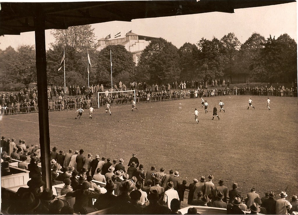 Fußballspiel im Kölner Stadion Weidenpesch, Sicht von der Tribüne aus (1940).