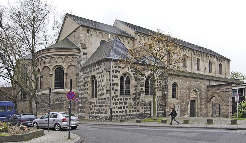 Das Kirchengebäude des früheren Kanonissenstifts Sankt Cäcilien in Köln, heute Sitz des städtischen Museums Schnütgen für mittelalterliche Kunst (2005).