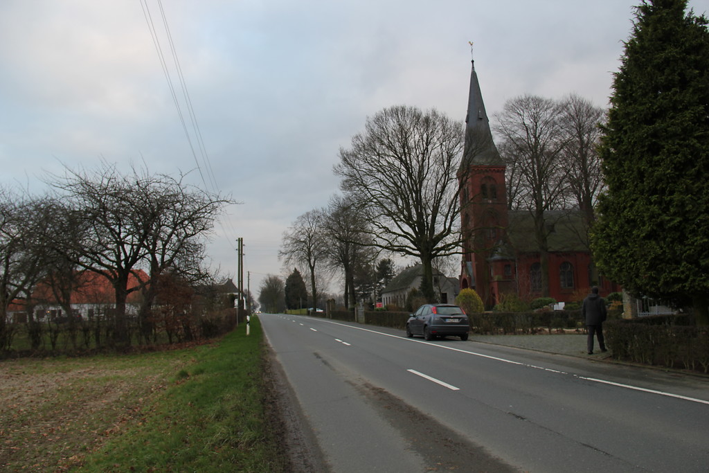 Hauptstraße mit der evangelischen Kirche und Gehöften in Neulouisendorf (2013)