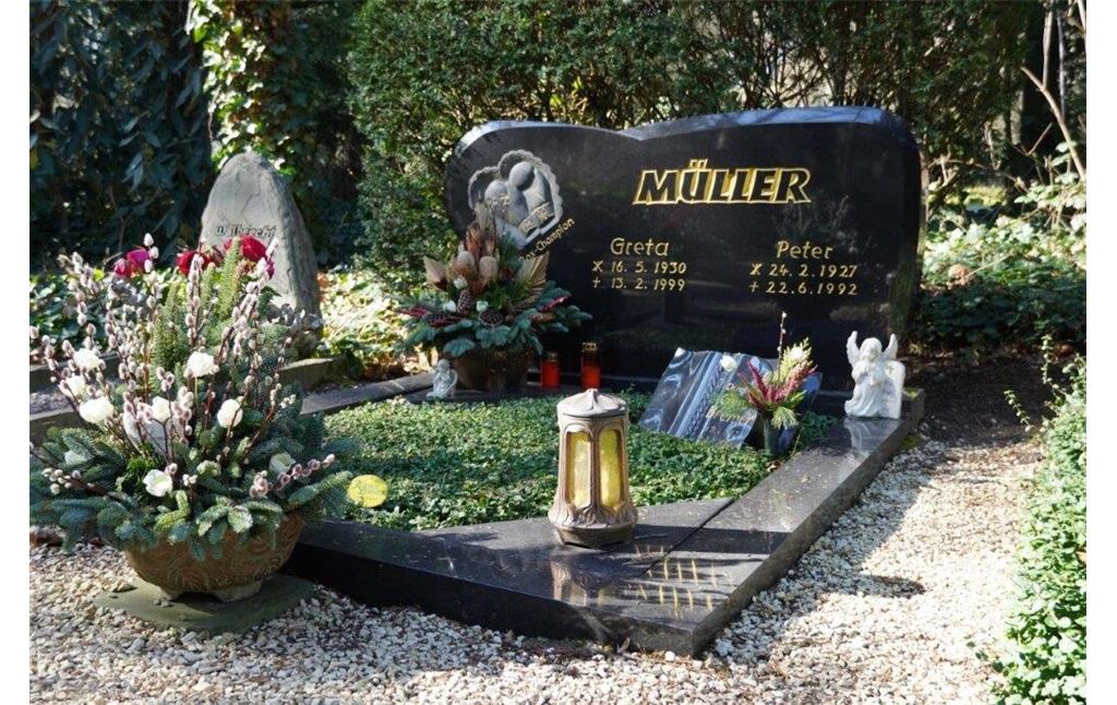 Grabstätte des Kölner Boxers Peter "die Aap" Müller und seiner Ehefrau Greta Müller auf dem Kölner Südfriedhof in Zollstock (2023).