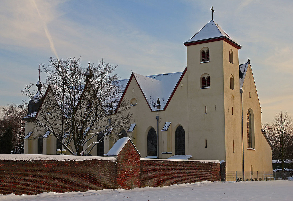 Die katholische Pfarrkirche Sankt Nikolaus, ehemalige Kirche des Augustiner-Chorherren- und -Chorfrauenstifts (später Prämonstratenserinnenkloster) in Köln-Dünnwald (2010).