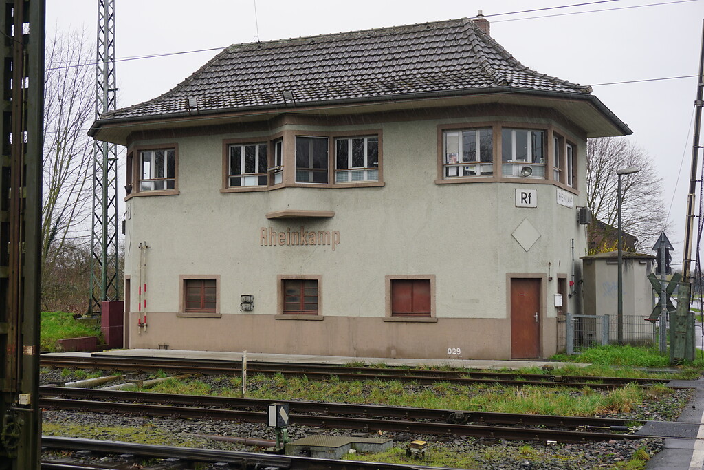 Bahnhof Rheinkamp, Stellwerk Rf von der Bahnseite (2020)