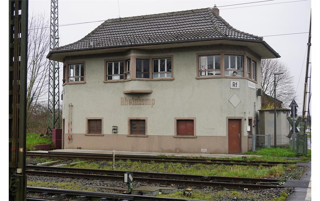 Bahnhof Rheinkamp, Stellwerk Rf von der Bahnseite (2020)