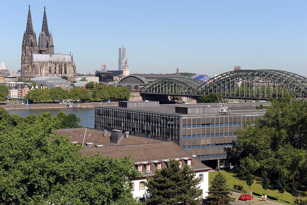 Blick auf das Hauptverwaltungsgebäude des LVR in Köln-Deutz - das sogenannte Landeshaus, links Gebäude der früheren Abtei Deutz. Im Hintergrund sind die Hohenzollernbrücke und der Kölner Dom zu sehen (2009).
