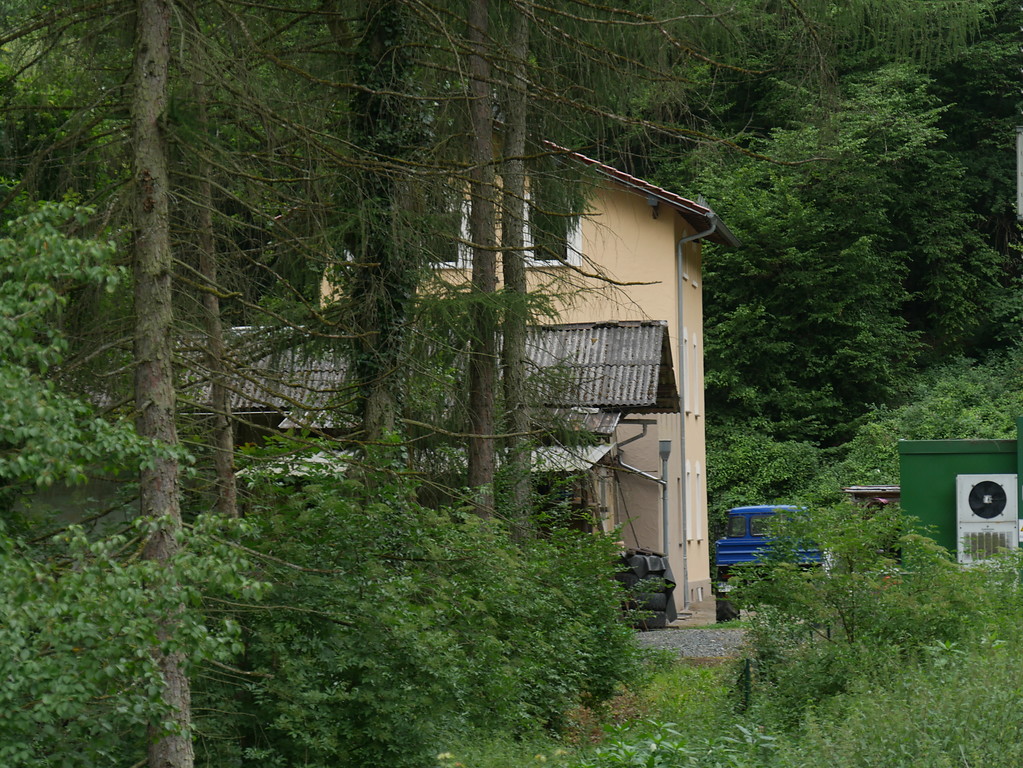Ostseite des Streckenwärterhauses bei Weilburg-Kirschhofen (2017)