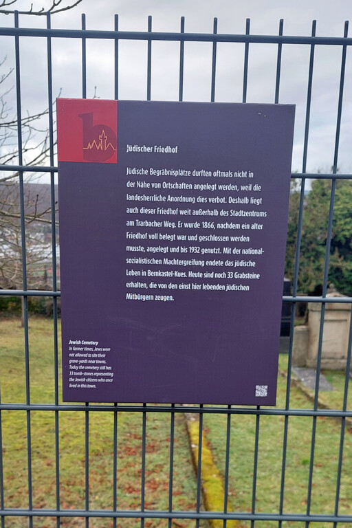 Informationstafel am Zaun des jüdischen Friedhofs Bernkastel-Kues (2023).