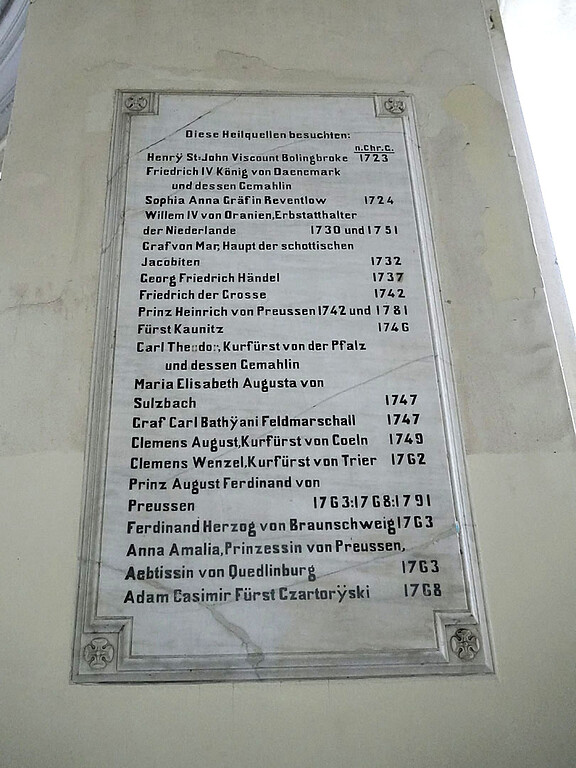 Eine von vier Marmortafeln, auf denen berühmte Besucher und Besucherinnen des Elisenbrunnens in Aachen-Mitte seit der Antike festgehalten wurden (2021).