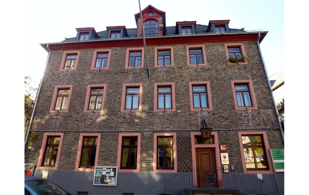 Das Ärztehaus mit der städtischen Touristinformation im Zentrum der Stadt Oberwesel (2016)