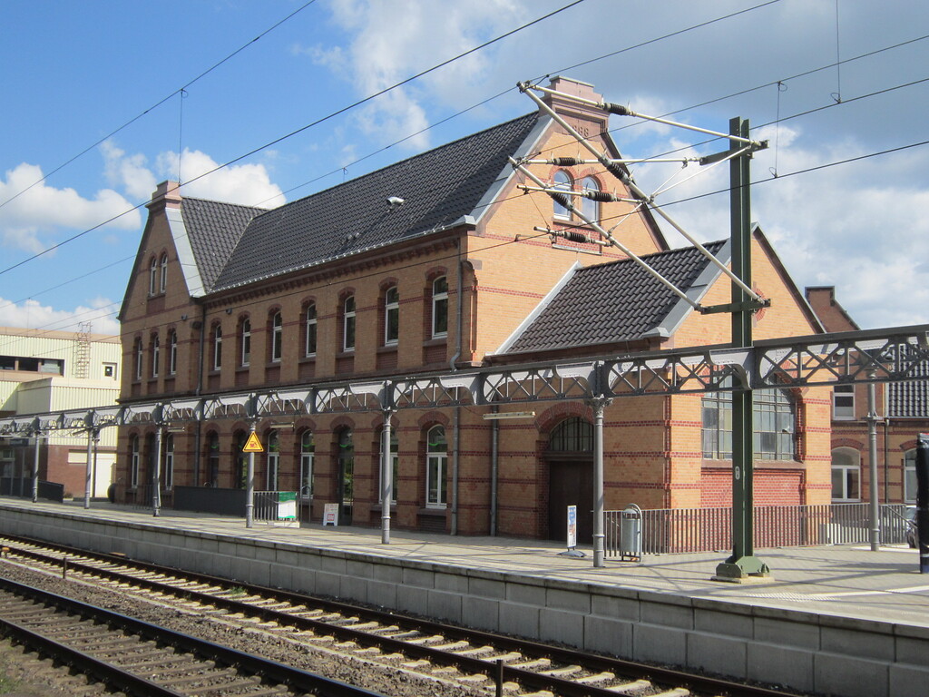 Stolberg, Hauptbahnhof (2015). Empfangsgebäude Nordseite mit Rekonstruktion Bahnhofsvordach