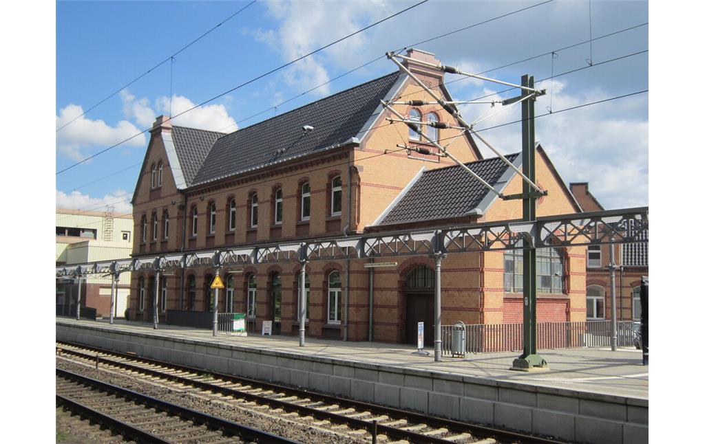 Stolberg, Hauptbahnhof (2015). Empfangsgebäude Nordseite mit Rekonstruktion Bahnhofsvordach