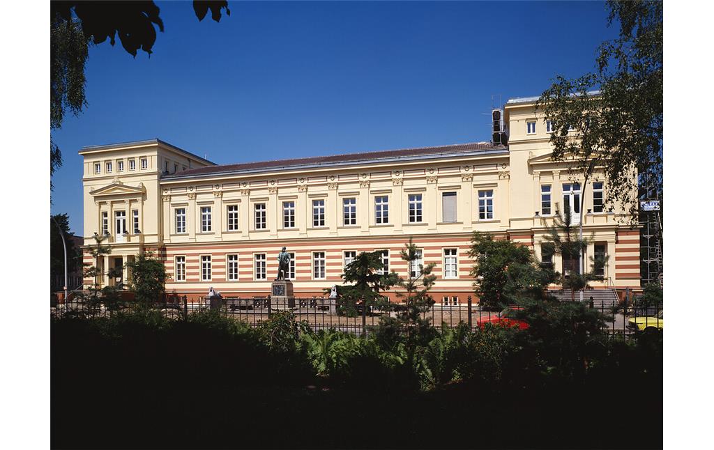 Das Alte Chemische Institut in Bonn (1989). Das zwischen 1864 und 1867 entstandene Gebäude war seinerzeit das größte Unigebäude der Welt. Heute befinden sich dort das Institut für Mikrobiologie und das Geographische Institut.