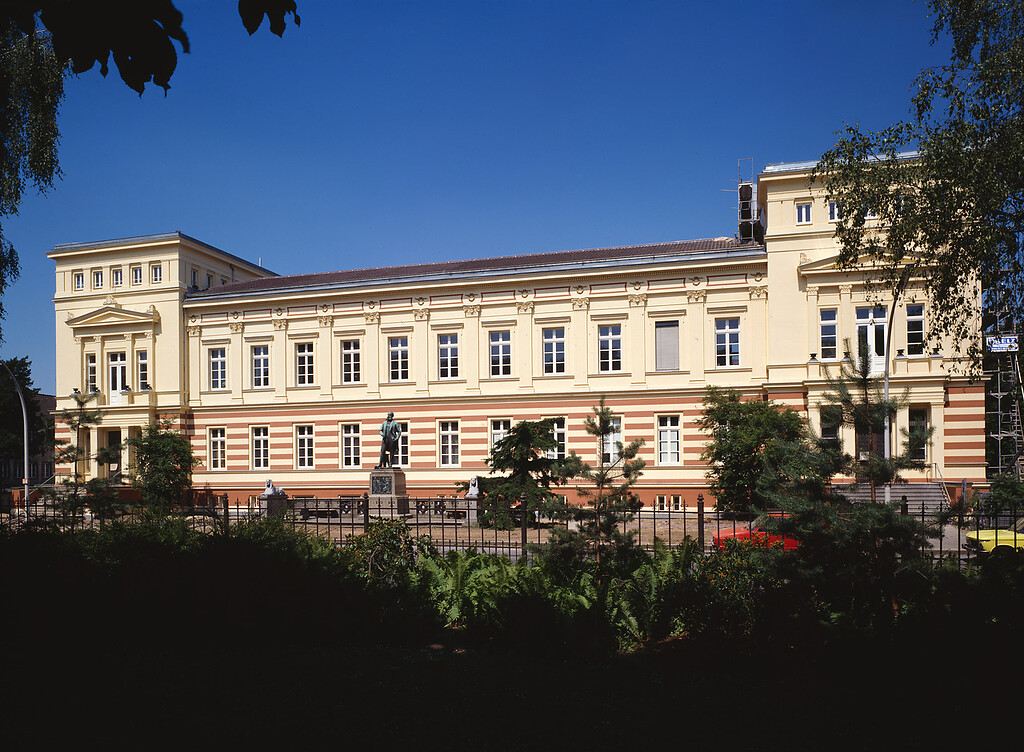 Das Alte Chemische Institut in Bonn (1989). Das zwischen 1864 und 1867 entstandene Gebäude war seinerzeit das größte Unigebäude der Welt. Heute befinden sich dort das Institut für Mikrobiologie und das Geographische Institut.