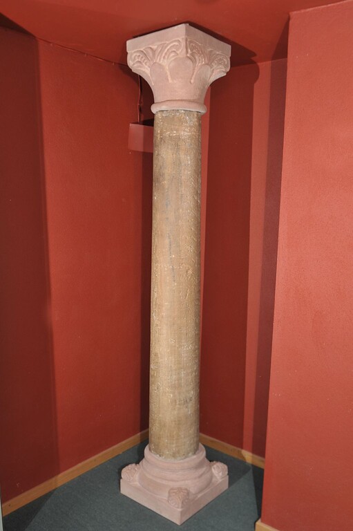 Originaler Säulenschaft aus dem Kaisersaal der Trifels, mit rekonstruierten Teilen (Basis und Kapitell) im Museum unterm Trifels in Annweiler (2010)