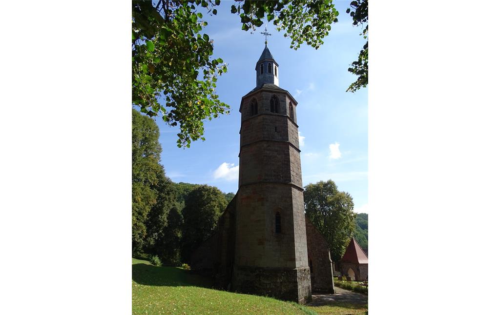 Kirchturm der Kirche Mariä Himmelfahrt in Labach (2018)