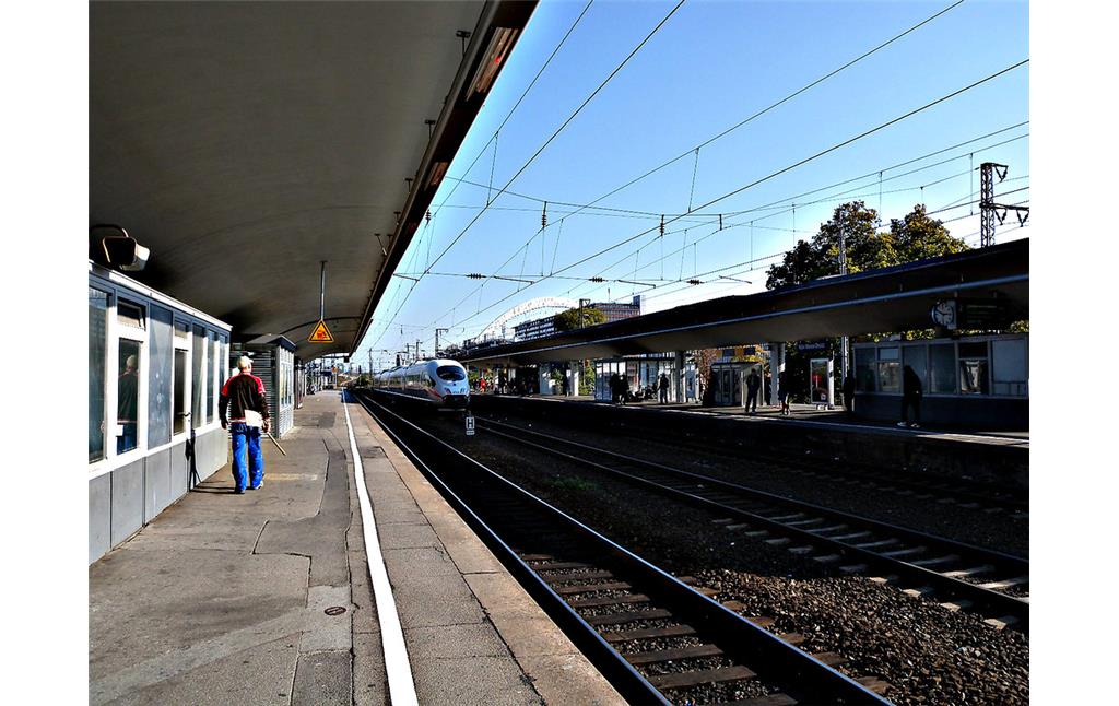 Ein Bahnsteig im Bahnhof Köln-Deutz (2011)