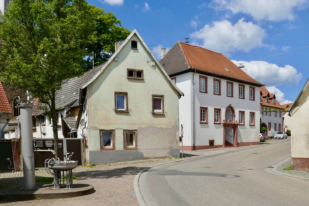 Das Alte Rathaus in Kirrweiler (Pfalz) von der Marktstraße aus (2021)