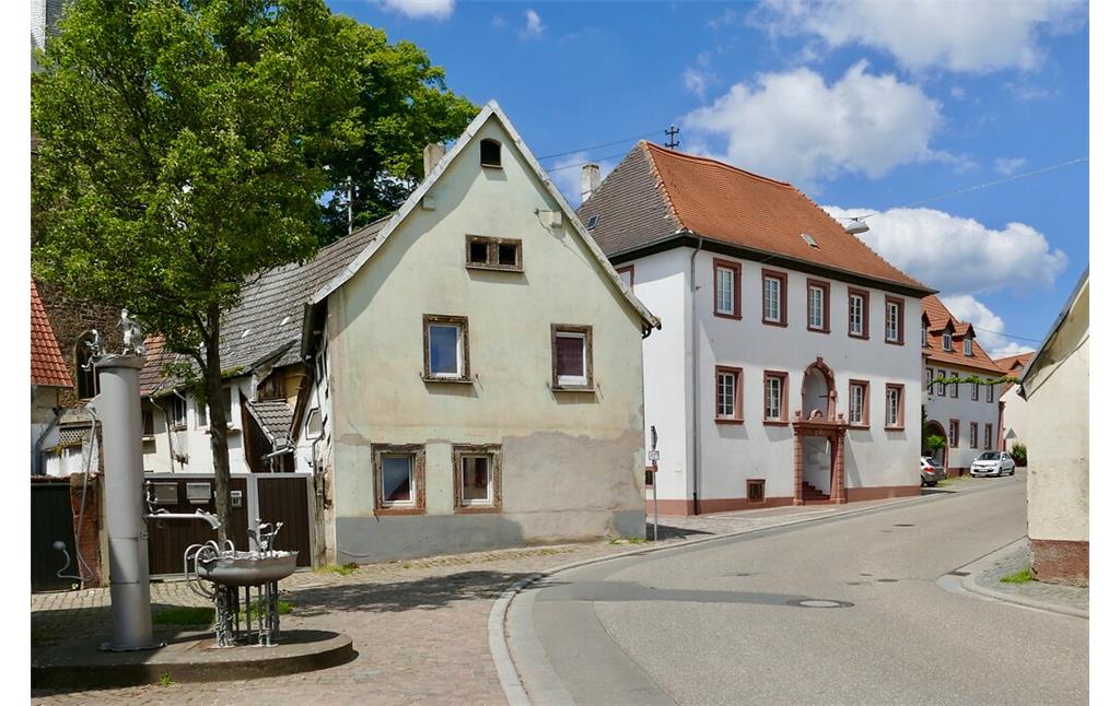 Das Alte Rathaus in Kirrweiler (Pfalz) von der Marktstraße aus (2021)