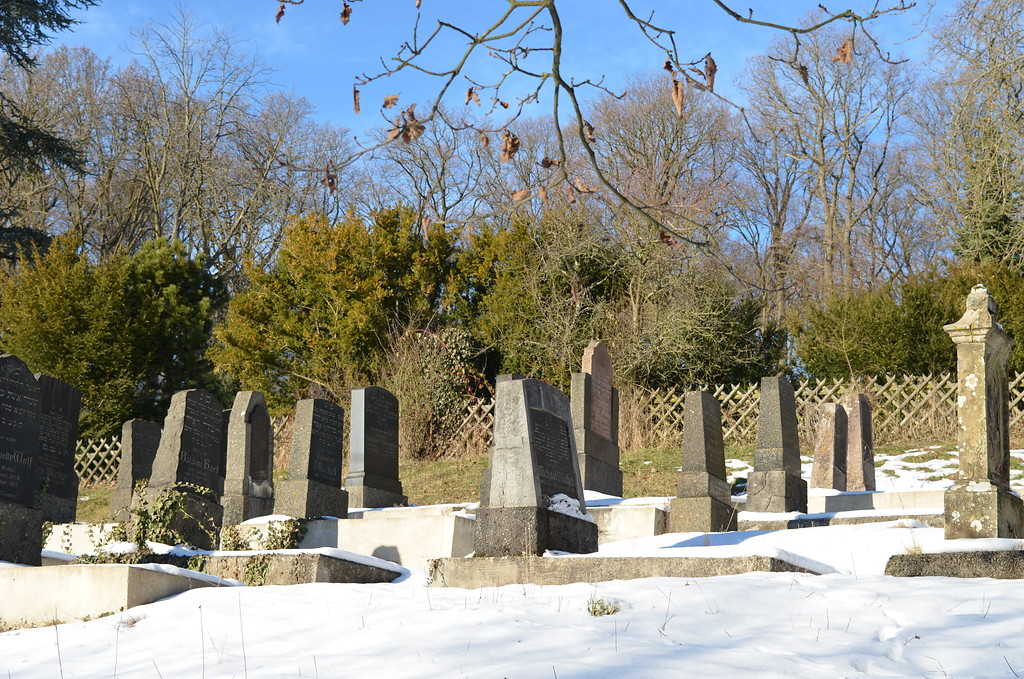 Einzelgräber des jüdischen Friedhofs Am Eichenhang in Seibersbach (2017)