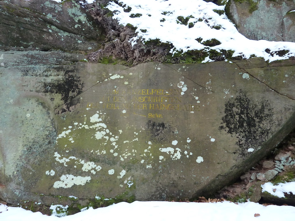 Ritterstein Nr. 90 Zum Kanzelfelsen mit den Inschriften der Teilung der Haingerade 108 Schr. westlich vom Hambacher Schloss (2013)
