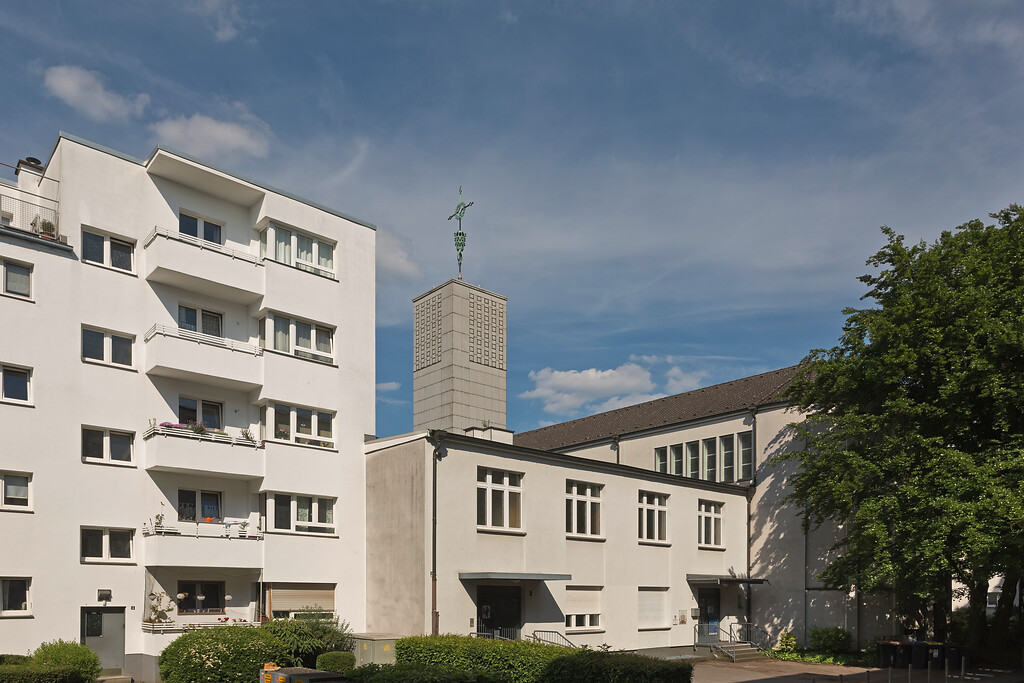 Die Katholische Pfarrkirche St. Petrus Canisius in der Siedlung Weiße Stadt in Köln-Buchforst (2017)