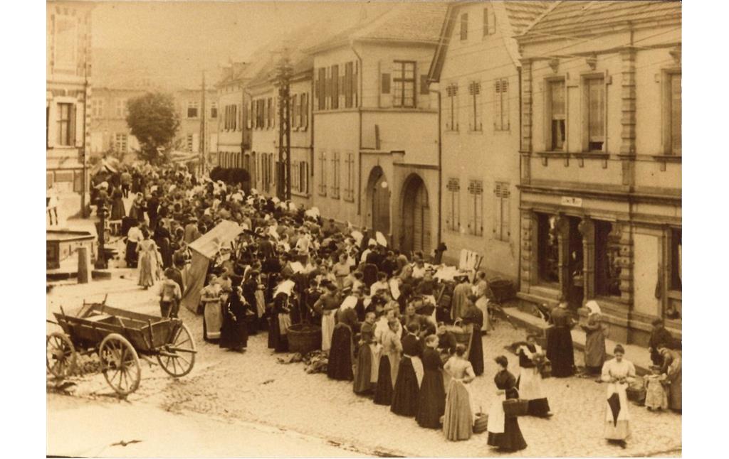 Historische Aufnahme des Deidesheimer Marktplatzes am Markttag (um 1900)