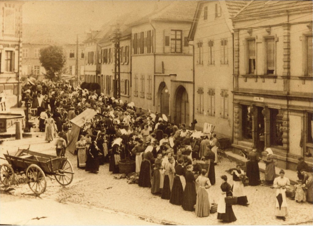 Historische Aufnahme des Deidesheimer Marktplatzes am Markttag (um 1900)