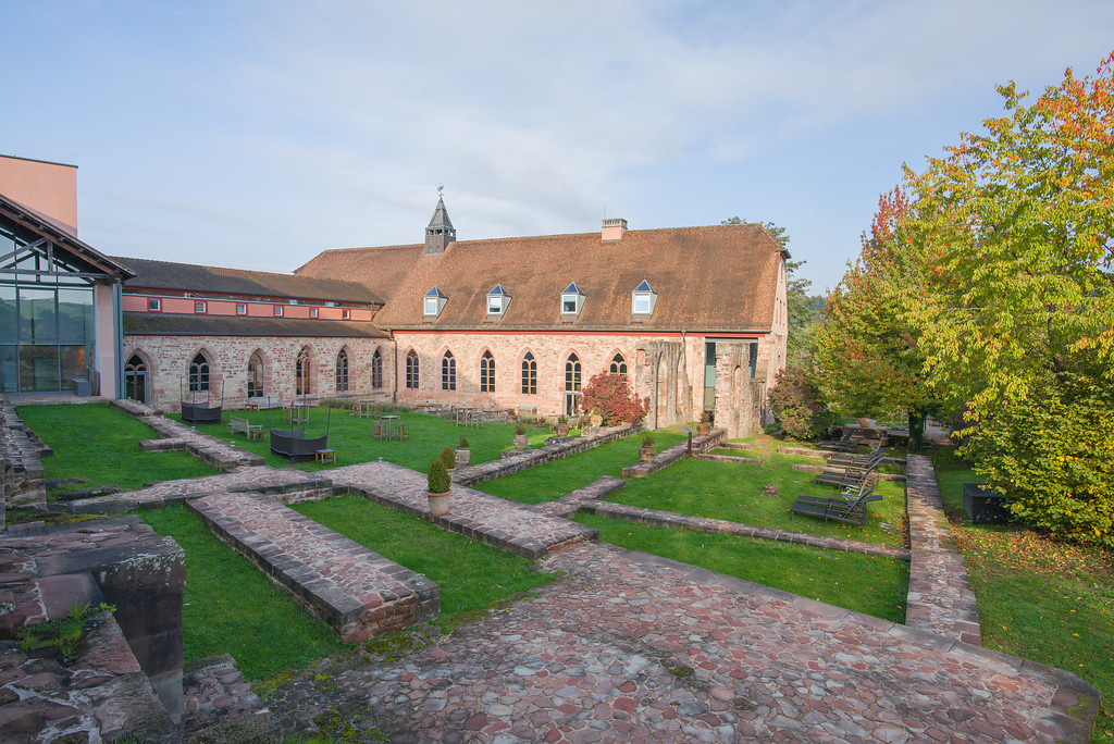 Blick auf Teile des ehemaligen Kreuzgangs des Klosters Hornbach aus dem 8. Jahrhundert (2015).