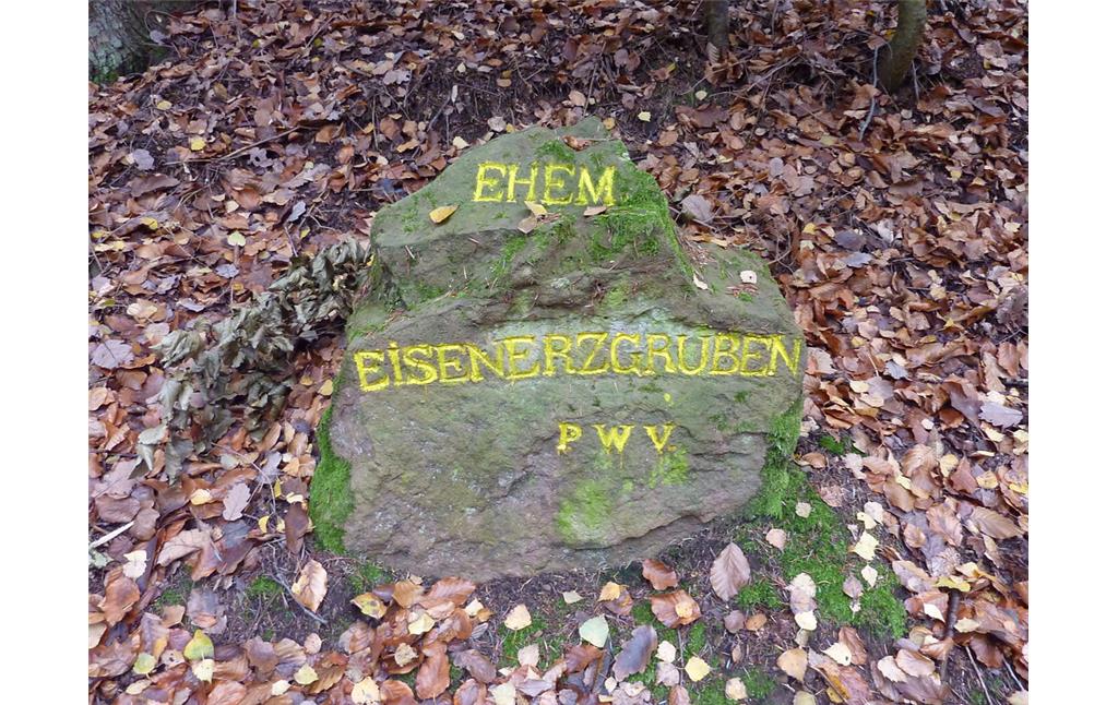 Ritterstein Nr. 28 "Ehem. Eisenerzgruben" bei Böllenborn (2012)