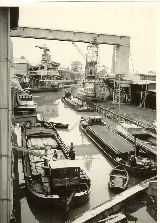 Breitenburger Schiffahrtskanal - Südlicher Fabrikhafen der Breitenburger-Portland-Cement-Fabrik, Sackverladung (1953)