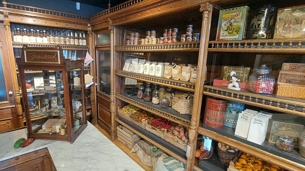 Verkaufstheke, Regale und typische Produkte eines historischen Kolonialwarenladens in der Sammlung des Schokoladenmuseums am Kölner Rheinauhafen (2023).