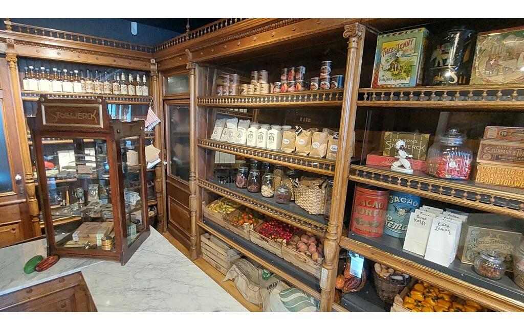 Verkaufstheke, Regale und typische Produkte eines historischen Kolonialwarenladens in der Sammlung des Schokoladenmuseums am Kölner Rheinauhafen (2023).