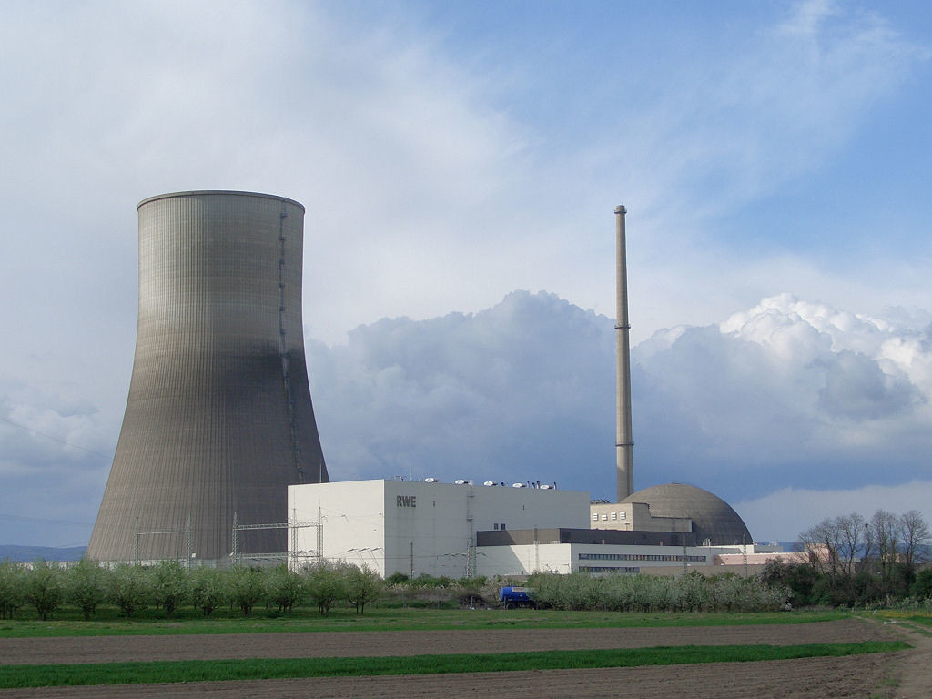 Das 1986 in Betrieb und bereits 1988 wieder vom Netz genommene Kernkraftwerk Mülheim-Kärlich im Neuwieder Becken am Rhein, Ansicht aus südöstlicher Richtung (2006).