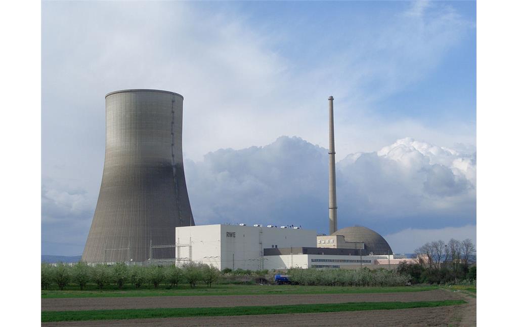 Das 1986 in Betrieb und bereits 1988 wieder vom Netz genommene Kernkraftwerk Mülheim-Kärlich im Neuwieder Becken am Rhein, Ansicht aus südöstlicher Richtung (2006).