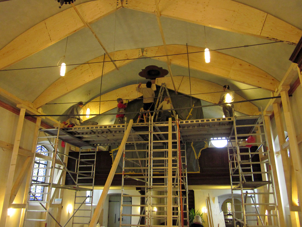 Innenraum der Versöhnungskirche in Buschhoven während der Restaurierungsarbeiten (2010)